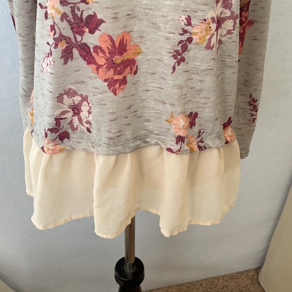 About A Girl Cold Shoulder Floral Shear Bottom Top - Picture 3 of 12
